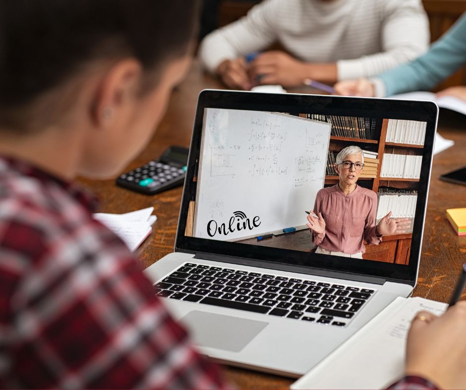 Online Colleges That Accept Financial Aid.